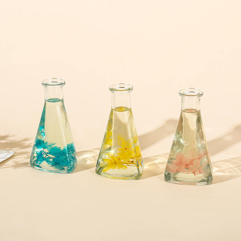 ขวดรูปสามเหลี่ยมดอกไม้แห้งเถาวัลย์ไม่มีไฟกระจายกกอโรมาในร่ม ขวดรูปสามเหลี่ยมดอกไม้แห้งเถาวัลย์ไม่มีไฟกระจายกกอโรมาในร่ม