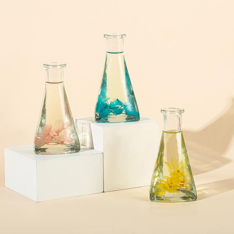 ขวดรูปสามเหลี่ยมดอกไม้แห้งเถาวัลย์ไม่มีไฟกระจายกกอโรมาในร่ม ขวดรูปสามเหลี่ยมดอกไม้แห้งเถาวัลย์ไม่มีไฟกระจายกกอโรมาในร่ม