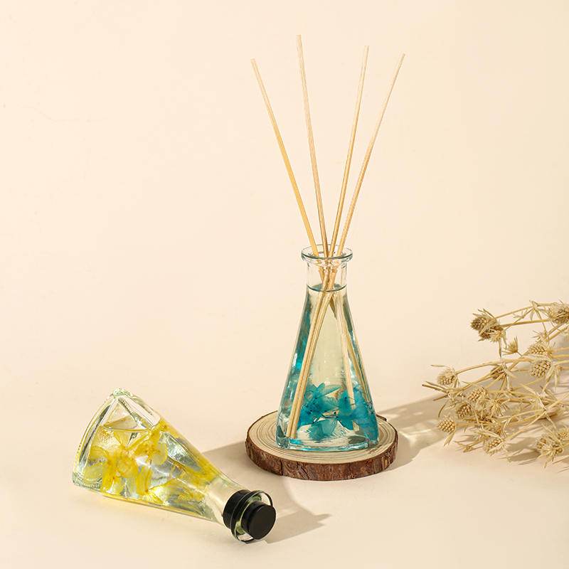 ขวดรูปสามเหลี่ยมดอกไม้แห้งเถาวัลย์ไม่มีไฟกระจายกกอโรมาในร่ม ขวดรูปสามเหลี่ยมดอกไม้แห้งเถาวัลย์ไม่มีไฟกระจายกกอโรมาในร่ม