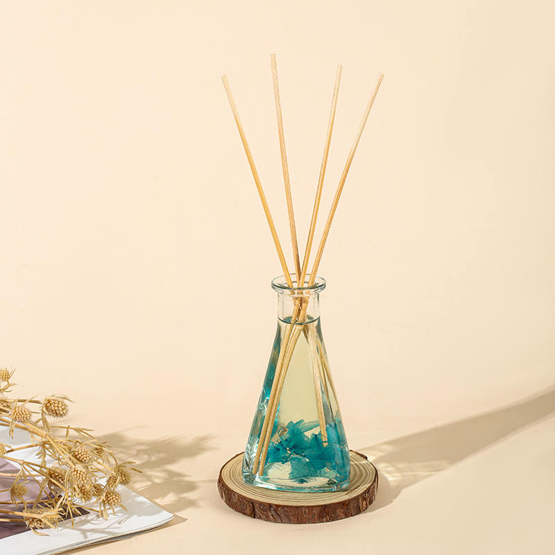 ขวดรูปสามเหลี่ยมดอกไม้แห้งเถาวัลย์ไม่มีไฟกระจายกกอโรมาในร่ม ขวดรูปสามเหลี่ยมดอกไม้แห้งเถาวัลย์ไม่มีไฟกระจายกกอโรมาในร่ม