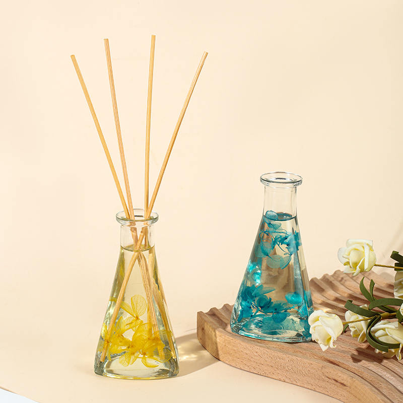 ขวดรูปสามเหลี่ยมดอกไม้แห้งเถาวัลย์ไม่มีไฟกระจายกกอโรมาในร่ม ขวดรูปสามเหลี่ยมดอกไม้แห้งเถาวัลย์ไม่มีไฟกระจายกกอโรมาในร่ม