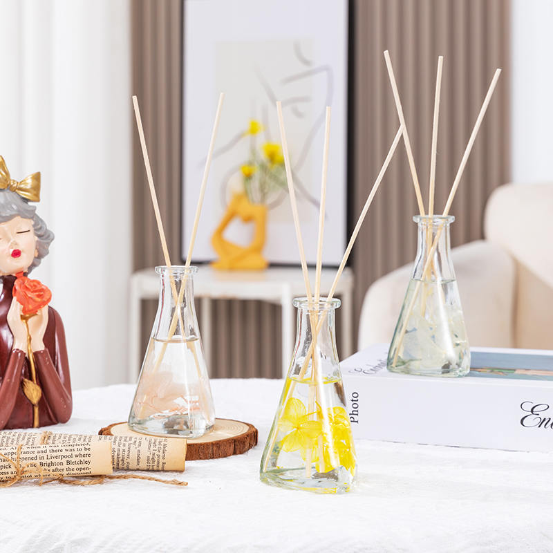 ขวดรูปสามเหลี่ยมดอกไม้แห้งเถาวัลย์ไม่มีไฟกระจายกกอโรมาในร่ม ขวดรูปสามเหลี่ยมดอกไม้แห้งเถาวัลย์ไม่มีไฟกระจายกกอโรมาในร่ม