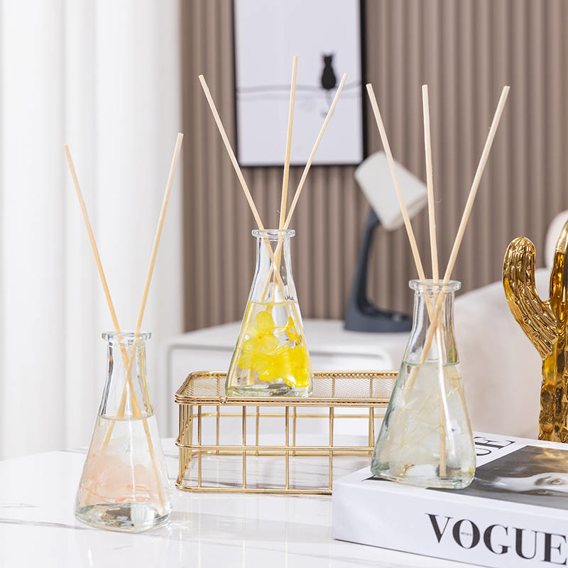 ขวดรูปสามเหลี่ยมดอกไม้แห้งเถาวัลย์ไม่มีไฟกระจายกกอโรมาในร่ม ขวดรูปสามเหลี่ยมดอกไม้แห้งเถาวัลย์ไม่มีไฟกระจายกกอโรมาในร่ม