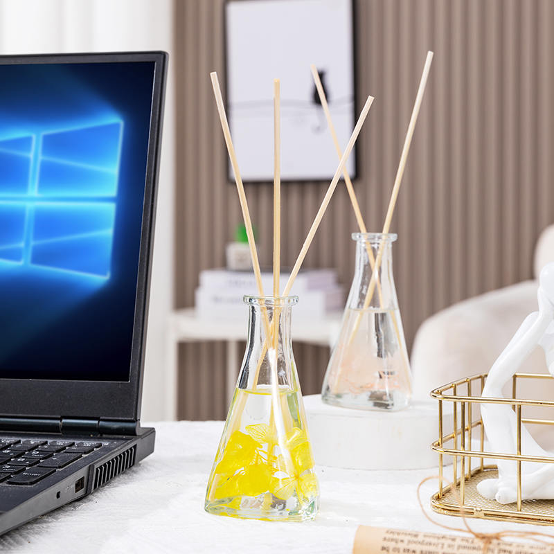 ขวดรูปสามเหลี่ยมดอกไม้แห้งเถาวัลย์ไม่มีไฟกระจายกกอโรมาในร่ม ขวดรูปสามเหลี่ยมดอกไม้แห้งเถาวัลย์ไม่มีไฟกระจายกกอโรมาในร่ม