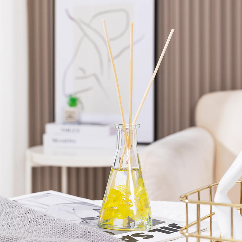 ขวดรูปสามเหลี่ยมดอกไม้แห้งเถาวัลย์ไม่มีไฟกระจายกกอโรมาในร่ม ขวดรูปสามเหลี่ยมดอกไม้แห้งเถาวัลย์ไม่มีไฟกระจายกกอโรมาในร่ม