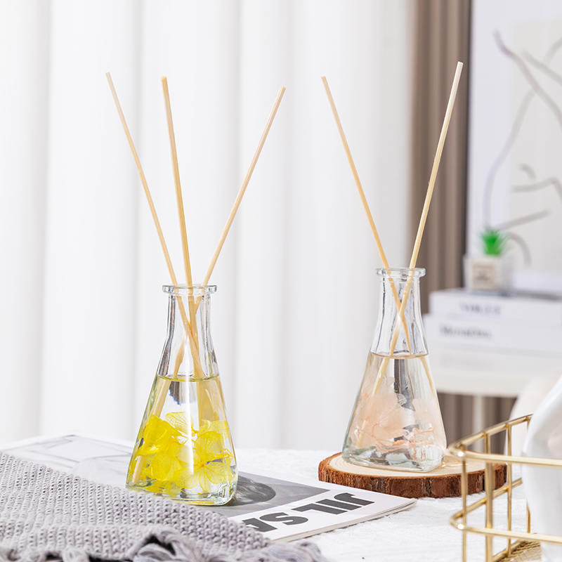 ขวดรูปสามเหลี่ยมดอกไม้แห้งเถาวัลย์ไม่มีไฟกระจายกกอโรมาในร่ม ขวดรูปสามเหลี่ยมดอกไม้แห้งเถาวัลย์ไม่มีไฟกระจายกกอโรมาในร่ม