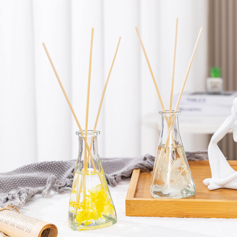 ขวดรูปสามเหลี่ยมดอกไม้แห้งเถาวัลย์ไม่มีไฟกระจายกกอโรมาในร่ม ขวดรูปสามเหลี่ยมดอกไม้แห้งเถาวัลย์ไม่มีไฟกระจายกกอโรมาในร่ม