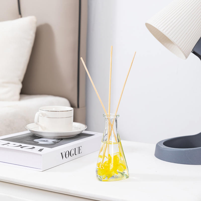 ขวดรูปสามเหลี่ยมดอกไม้แห้งเถาวัลย์ไม่มีไฟกระจายกกอโรมาในร่ม ขวดรูปสามเหลี่ยมดอกไม้แห้งเถาวัลย์ไม่มีไฟกระจายกกอโรมาในร่ม