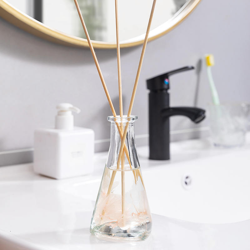 ขวดรูปสามเหลี่ยมดอกไม้แห้งเถาวัลย์ไม่มีไฟกระจายกกอโรมาในร่ม ขวดรูปสามเหลี่ยมดอกไม้แห้งเถาวัลย์ไม่มีไฟกระจายกกอโรมาในร่ม