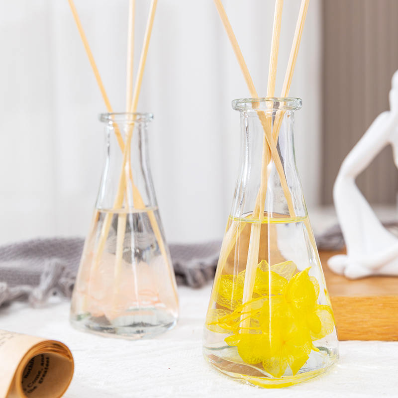 ขวดรูปสามเหลี่ยมดอกไม้แห้งเถาวัลย์ไม่มีไฟกระจายกกอโรมาในร่ม ขวดรูปสามเหลี่ยมดอกไม้แห้งเถาวัลย์ไม่มีไฟกระจายกกอโรมาในร่ม