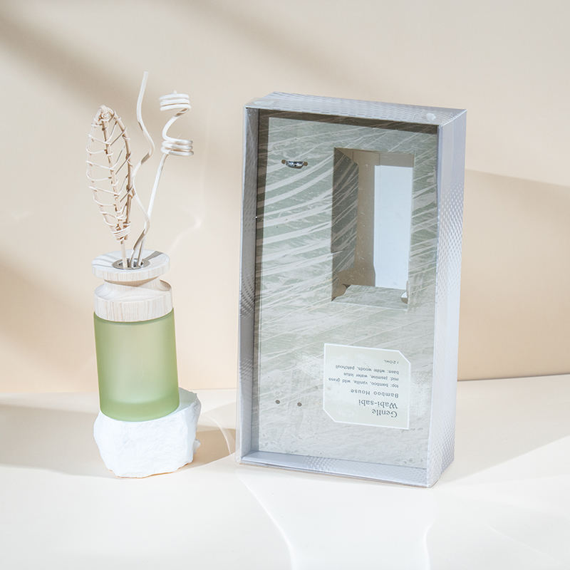 ขวดแก้วทรงสูง ก้านกระจายกลิ่นระดับพรีเมียม พร้อมด้วยไม้กระจายกลิ่นหอมแบบแท่งไม้