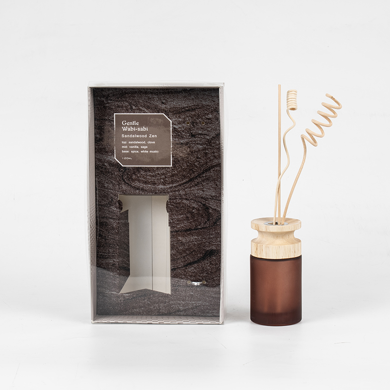 ขวดแก้วทรงสูง ก้านกระจายกลิ่นระดับพรีเมียม พร้อมด้วยไม้กระจายกลิ่นหอมแบบแท่งไม้