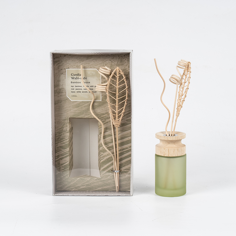 ขวดแก้วทรงสูง ก้านกระจายกลิ่นระดับพรีเมียม พร้อมด้วยไม้กระจายกลิ่นหอมแบบแท่งไม้